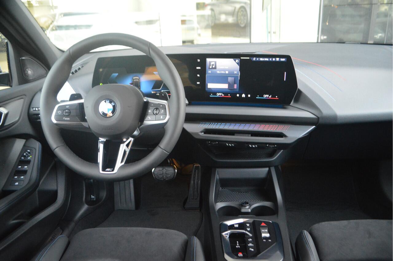 BMW 1-SERIE 120 M Sport Automaat / Sportstoelen / Achteruitrijcamera / M Adaptief onderstel / Comfort Access / Adaptieve LED / Harman-Kardon