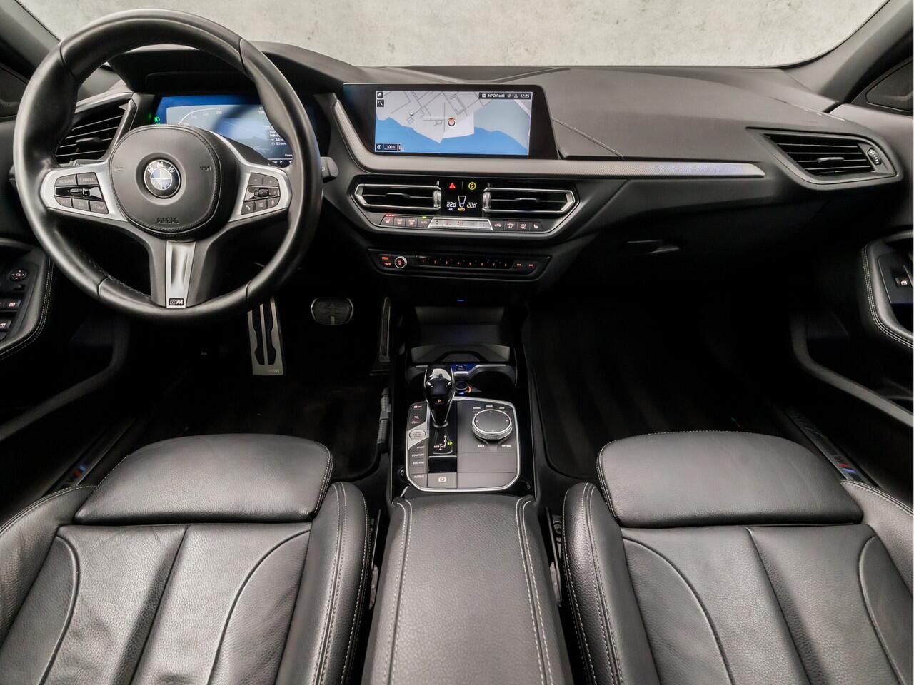 BMW 1-SERIE 118i M Sport High Executive Automaat (APPLE CARPLAY, M PAKKET, GROOT NAVI, LEDER, STOELVERWARMING, SPORTSTOELEN, LANE ASSIST, CRUISE, DAB+, NIEUWSTAAT)