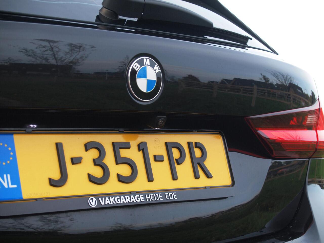 BMW 1-SERIE 118i Executive Edition | M Sport | Panoramadak | Camera | Schaalstoelen | Apple Carplay | Cruise Control |