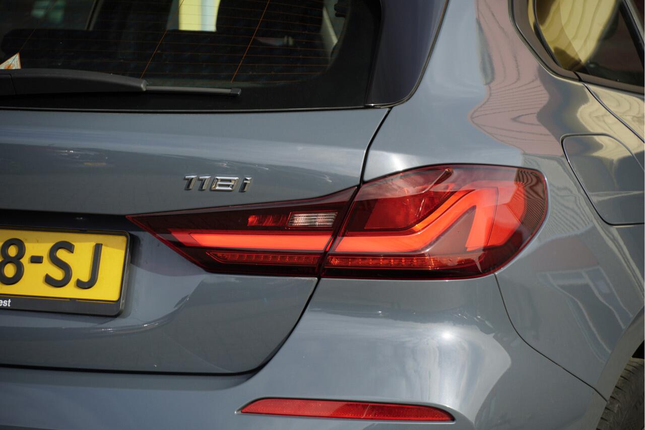 BMW 1-SERIE 118i Automaat! Business Edition BJ2022 Lmv 16" | Led V+A | Pdc | Navi | Virtual cockpit | Climate control | Cruise control | Getint glas