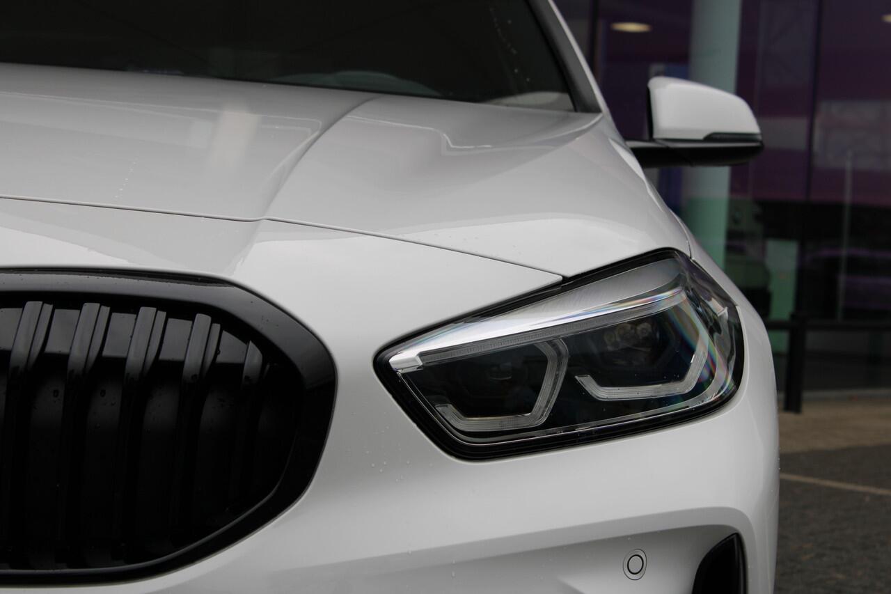 BMW 1-SERIE 118i M Sport Automaat / Sportstoelen / LED / M Sportonderstel / Live Cockpit Professional / Cruise Control / PDC