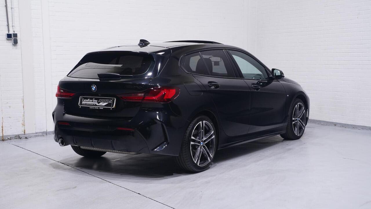BMW 1-SERIE 118i M Sport Panoramadak Apple Carplay Camera PDC v+a Ambienteverlichting Led koplampen