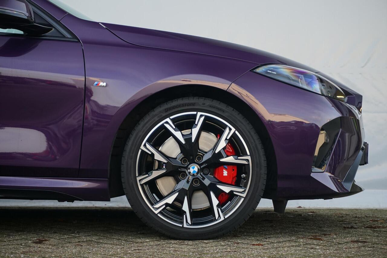 BMW 1-SERIE 5-deurs 120 M Sportpakket Pro 19'' / Panoramadak / Harman Kardon / Driving Assistant Plus / Trekhaak