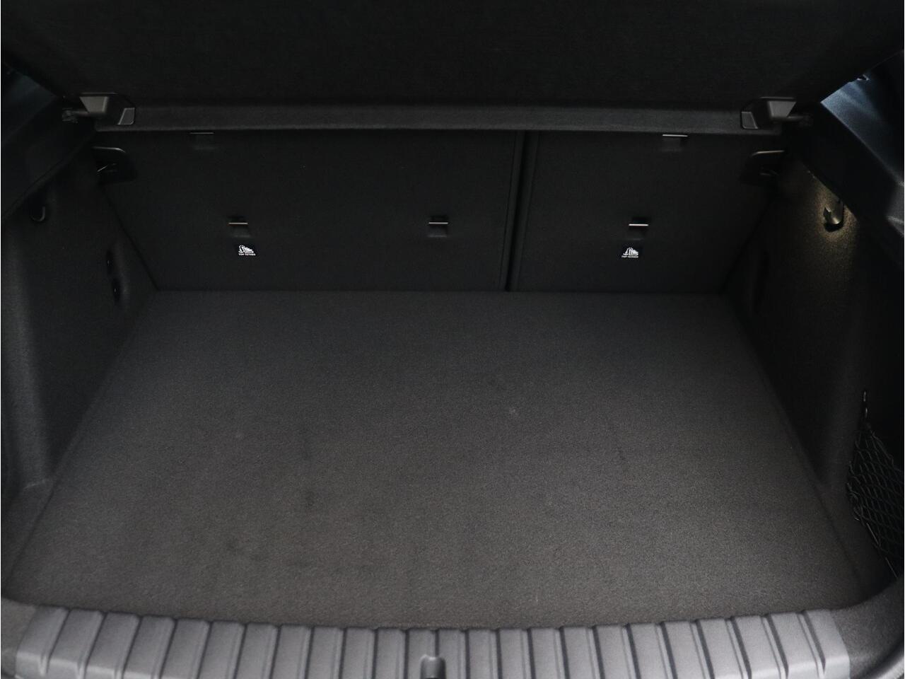 BMW 1-SERIE 5-deurs 120 | M Sportpakket Pro | Premium Pack | Panodak | Getint Glas | Comfort Access | Verwarmd Stuurwiel | Camera | 18'' LMV