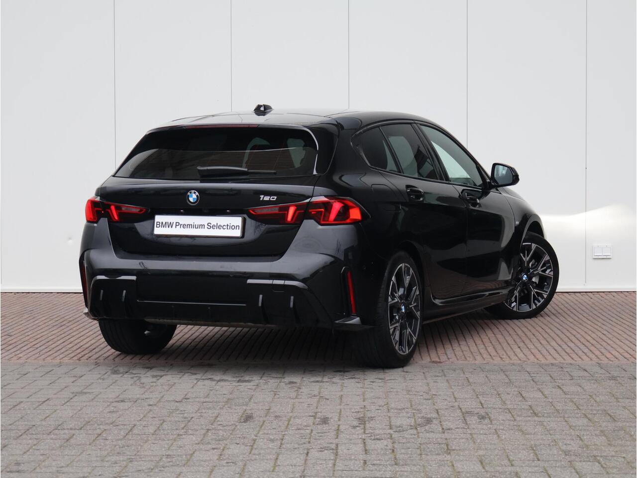 BMW 1-SERIE 120 M Sport /Camera/ Stoelverwarming/ Parkeersensoren voor én achter | 18" LM Y-Spaak | M Adaptief onderstel