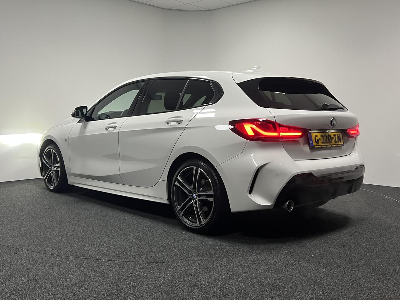 BMW 1-SERIE 118i High Executive M-Sport | NAVI | HARMAN & KARDON | STOELVERWARMING | LEDEREN BEKLEDING | PARKEERSENSOREN |