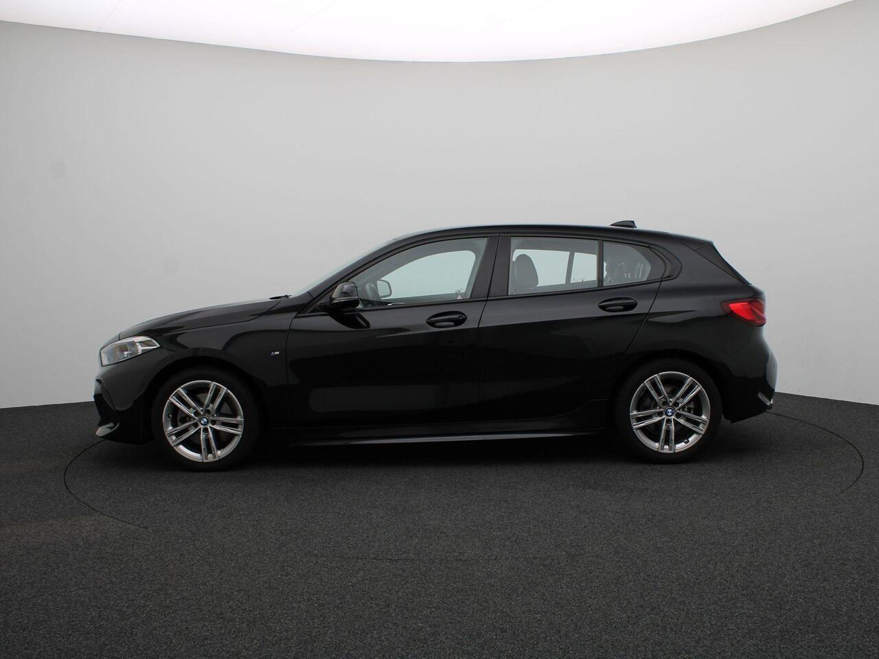 BMW 1-SERIE 118i High Executive Edition | BMW Live Cockpit Professional | Parkeerhulpsysteem | Sportstoel | 17"