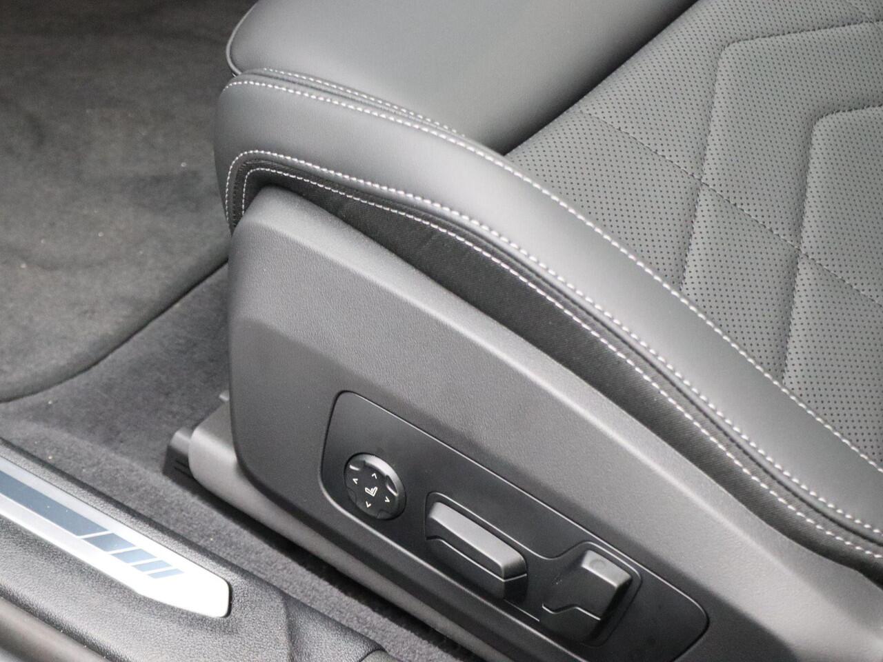 BMW 1-SERIE 120 M Sportpakket Pro | Premium Pack | Stuurwielrand Verwarmd | M Adaptief onderstel | Comfort Access | Panoramadak | Elektrisch Verstelbare Sportstoelen | Driving Assistant Plus | Harman Kardon | 18''