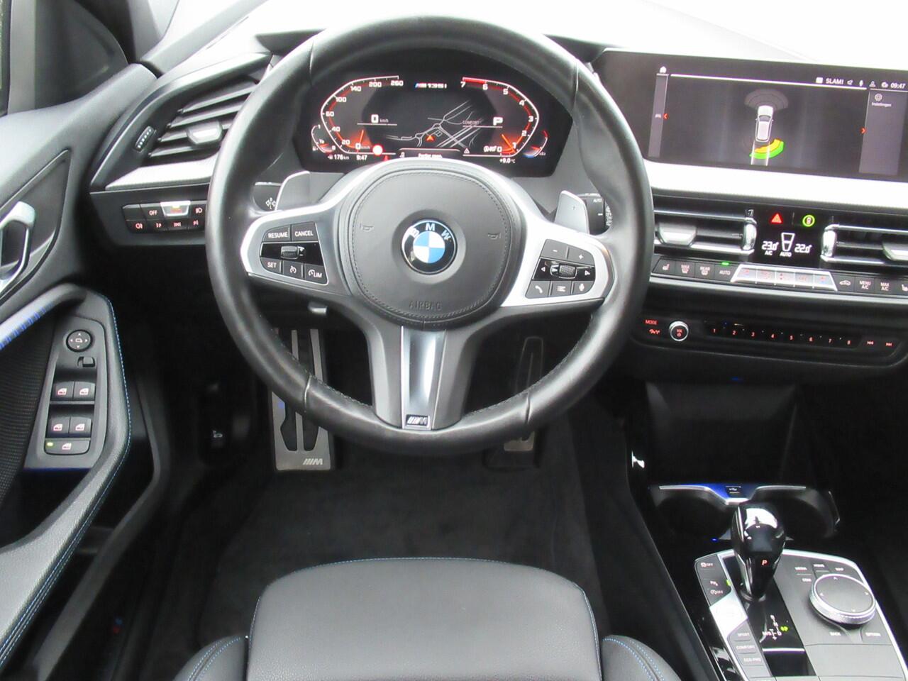 BMW 1-SERIE M135i xDrive Executive Edition 306 PK, Full LED / Carplay / PDC / Stoelverwarming / 19' M dubbelspaak velgen