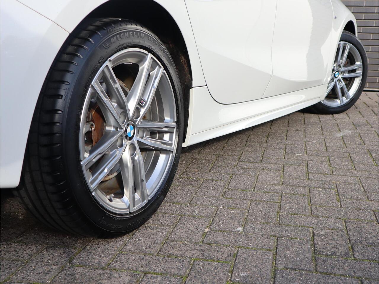 BMW 1-SERIE 118i Executive M Sport Pakket Automaat / Live Cockpit Professional / 17 Inch / LED / Achteruitrijcamera / Cruise Control / Shadow Line / Parkeersensoren / Lichtpakket