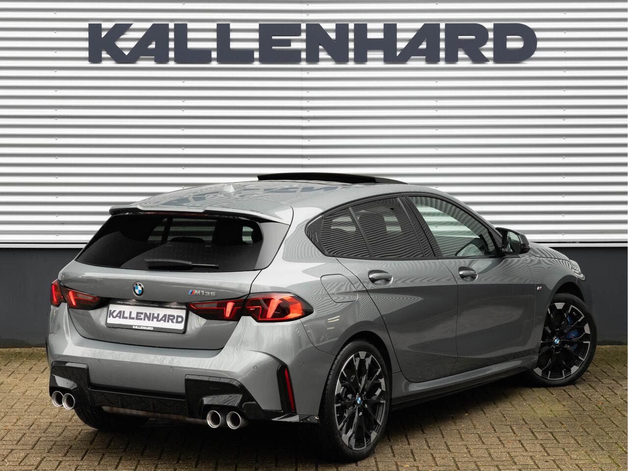 BMW 1-SERIE M135 xDrive - Pano - Driving Ass - Harman Kardon - Camera