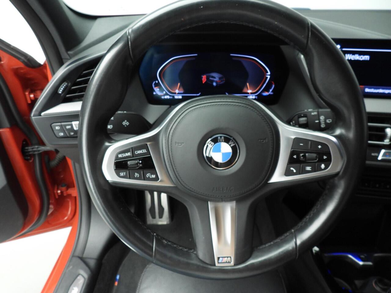 BMW 1-SERIE 5-deurs 118i | M-Sportpakket | LED | Leder | Navigatie | Stoelverwarming | Sportstoelen | Clima | DAB | Alu 18 inch