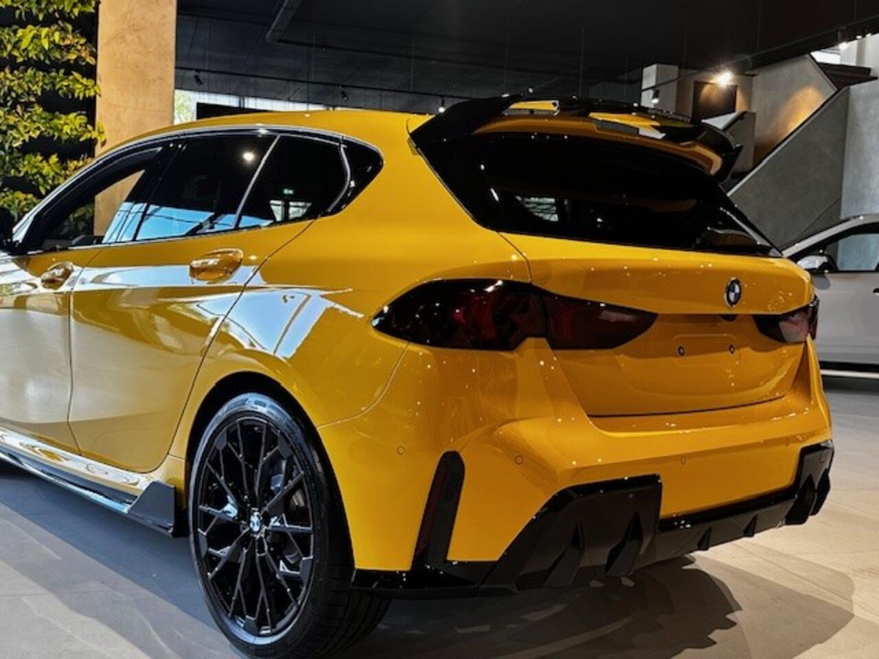 BMW 1-SERIE 120 | 19 Inch | M-Sportpakket Pro | Innovation Pack | M-Performance Pakket | incl. Dakkoffer in kleur |