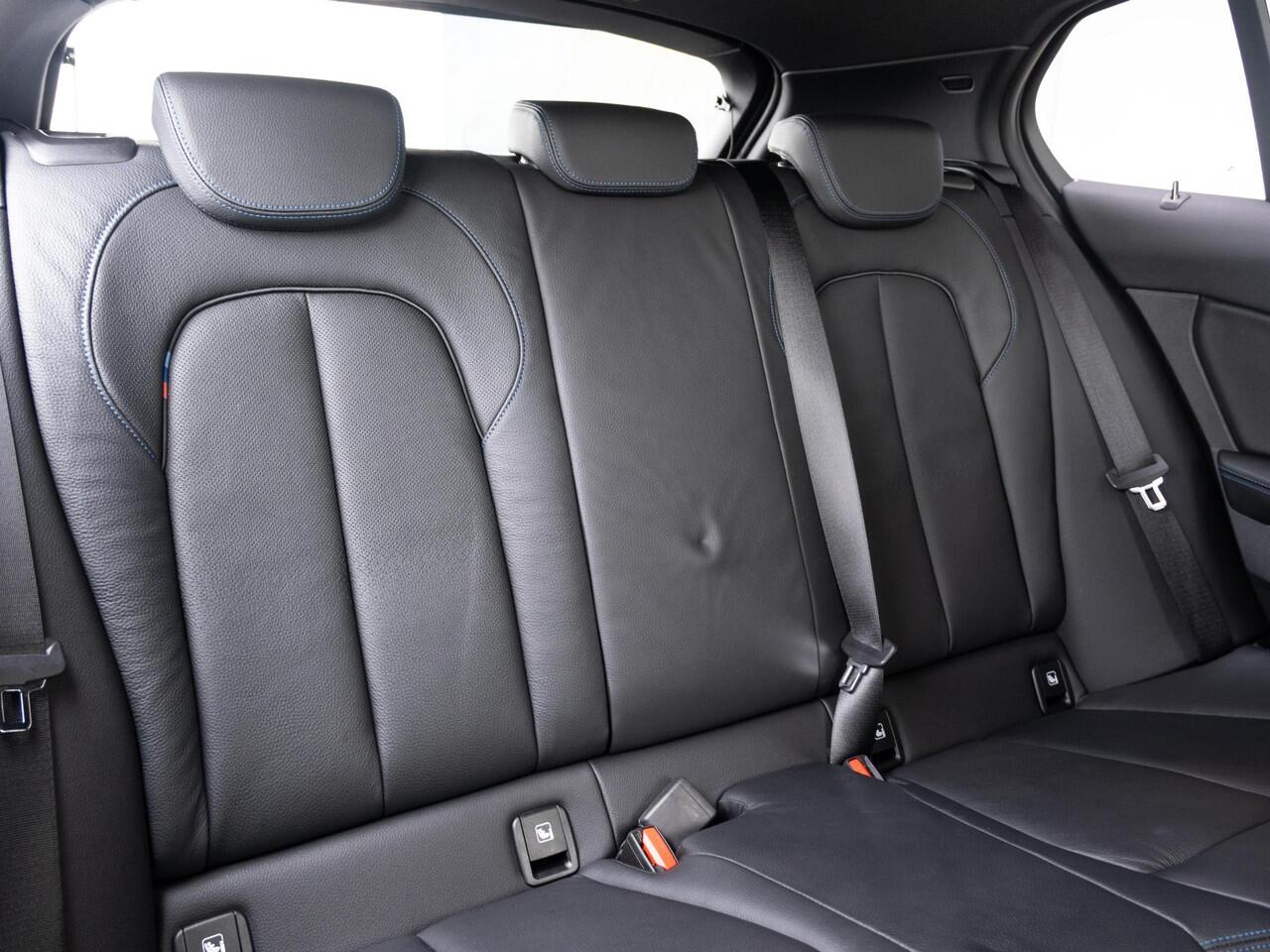 BMW 1-SERIE 5-deurs M135i xDrive | M Sportpakket | Innovation Pack | 18 inch | Stuurwielverwarming | Comfort Access | Elektrisch verstelbare stoelen | Head Up Display | HiFi