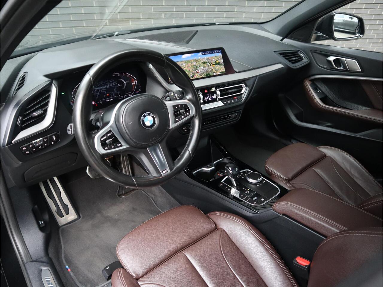 BMW 1-SERIE 118i High Executive M Sport Pakket Automaat / Live Cockpit Professional / Leder / Hifi / Stoelverwarming / 17 Inch / Adaptieve LED-koplamp / DAB / Parkeersensoren / Lichtpakket