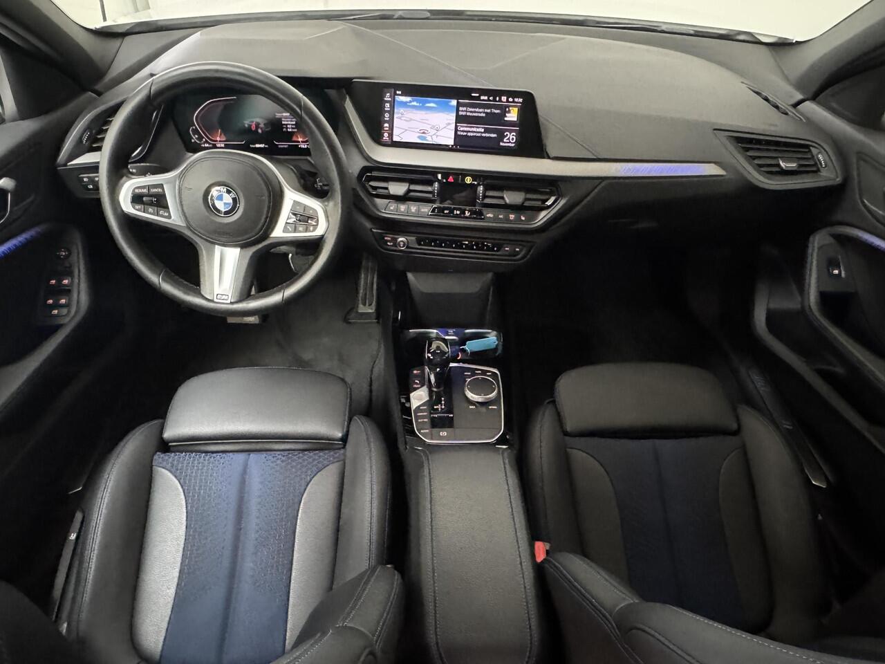 BMW 1-SERIE 118i High Executive M Sport | Stoelverwarming | Navi | PDC | Clima |
