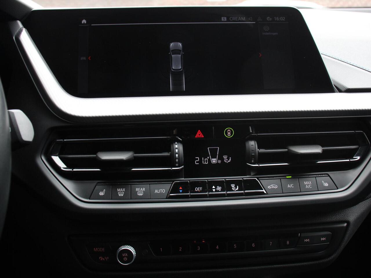 BMW 1-SERIE 118i M-Sport Climate Control Cruise control Stoelverwarming LED Parkeersensoren Apple carplay / Andriod auto Navigatie