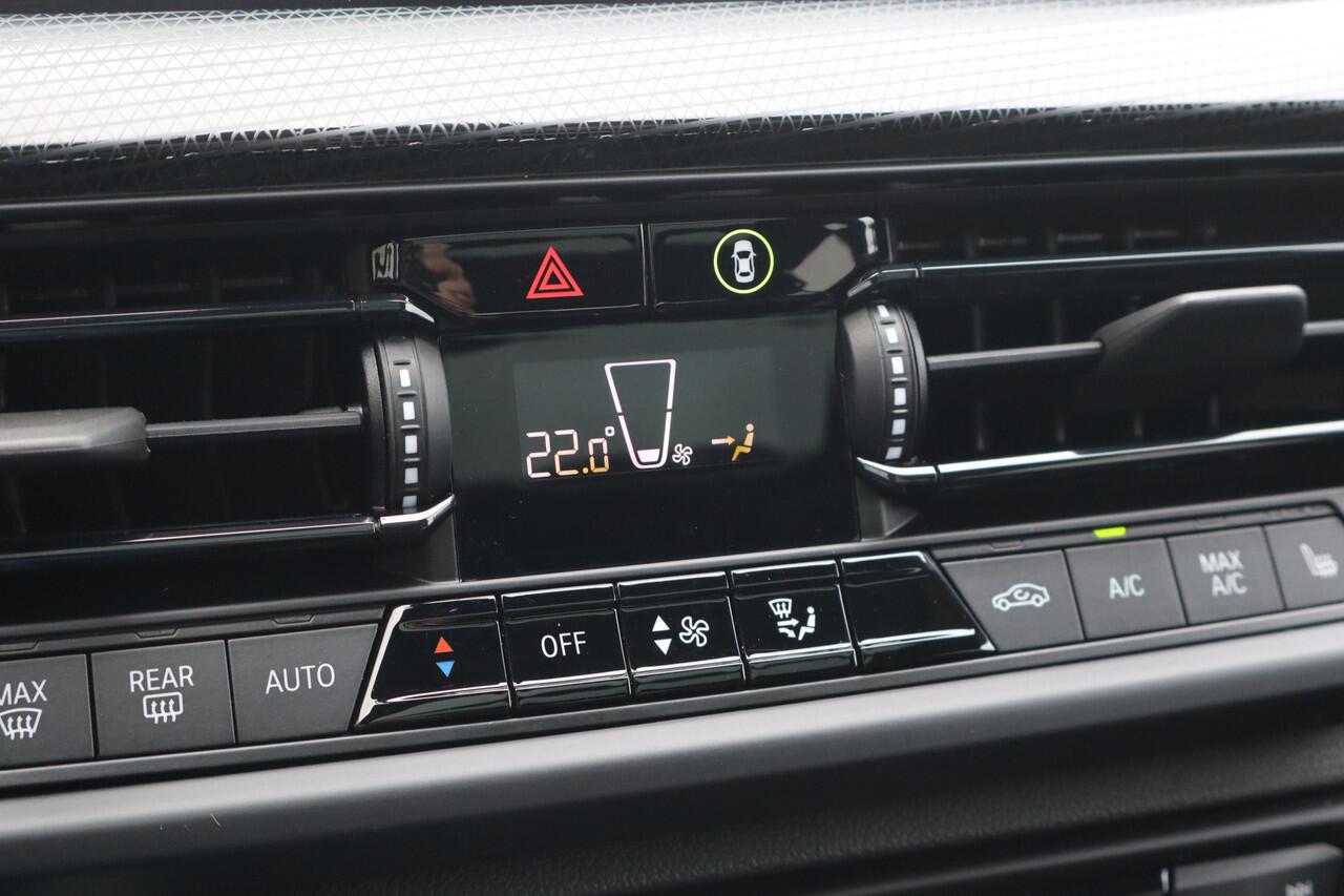 BMW 1-SERIE 118i Introduction Edition NL-Auto!! Pano I Stoelverwarming I Sfeerverlichting