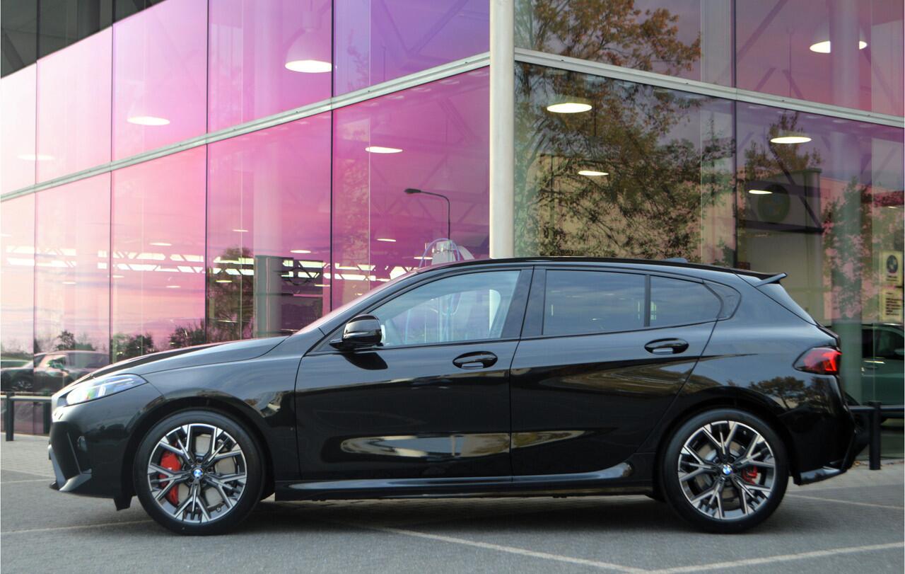 BMW 1-SERIE 120 M Sport Automaat / Sportstoelen / Achteruitrijcamera / M Adaptief onderstel / Comfort Access / Adaptieve LED / Harman-Kardon