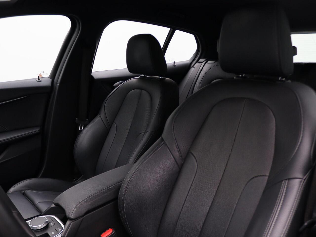 BMW 1-SERIE 118i High Executive Edition | BMW Live Cockpit Professional | Parkeerhulpsysteem | Sportstoel | 17"