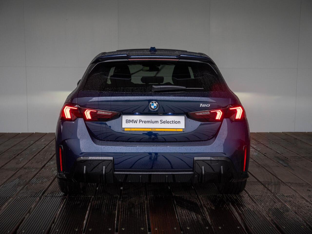 BMW 1-SERIE 120 | M Sportpakket Pro | Premium Pack | Harman-Kardon | Verwarmd Stuurwiel | Comfort Access | Achteruitrijcamera | Panoramadak | Stoelverwarming | 18''