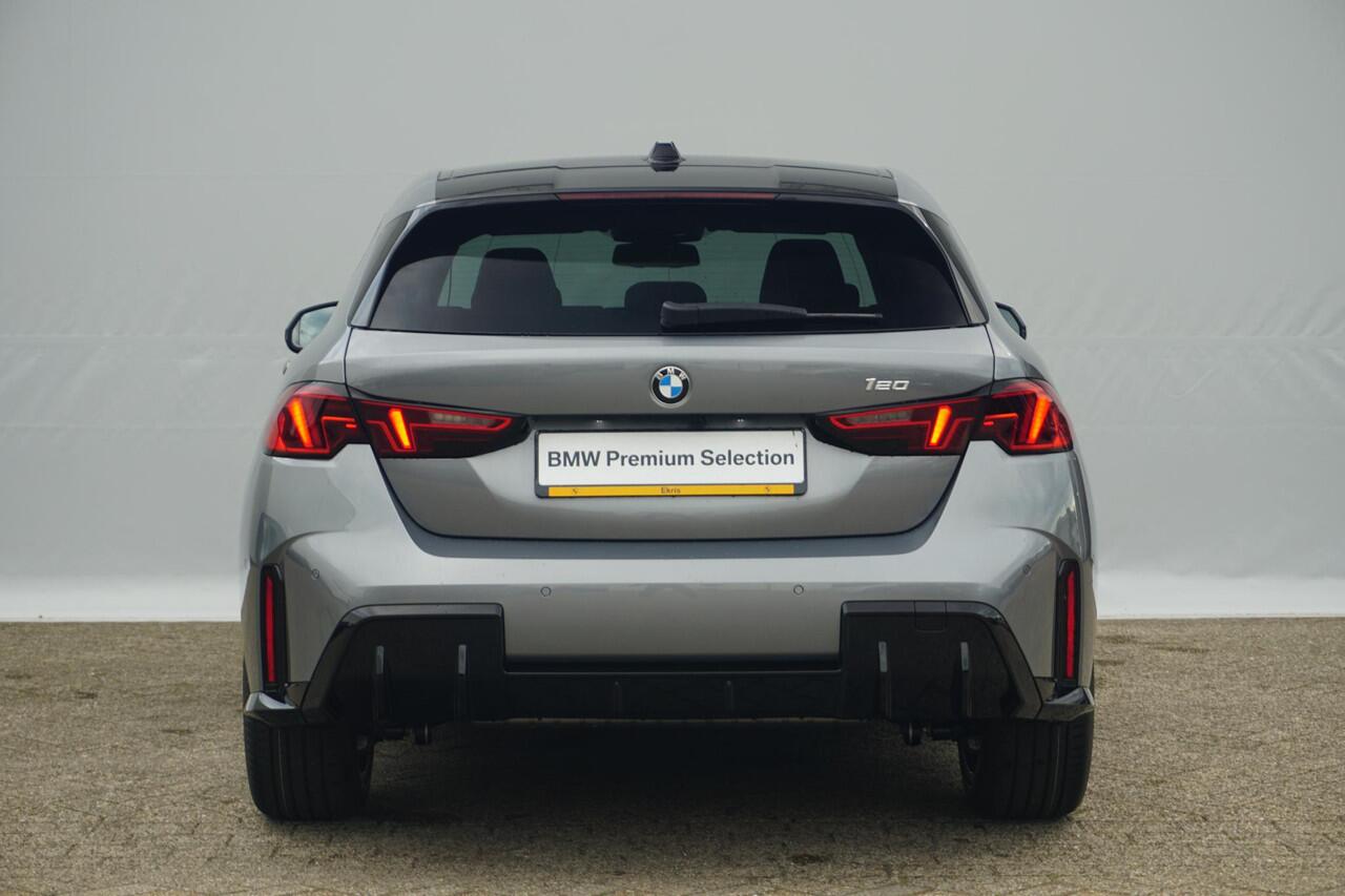 BMW 1-SERIE 5-deurs 120 M Sport Design 18'' / Voorstoelen verwarmd / Driving Assistant / Parking Assistant