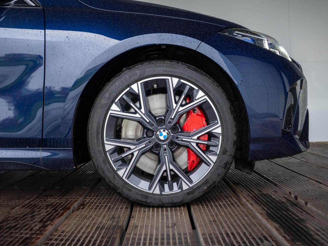 BMW 1-SERIE 120 | M Sportpakket Pro | Premium Pack | Harman-Kardon | Verwarmd Stuurwiel | Comfort Access | Achteruitrijcamera | Panoramadak | Stoelverwarming | 18''