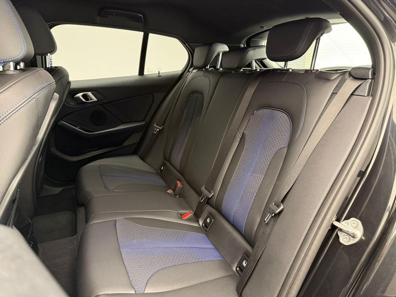 BMW 1-SERIE 5-deurs 118i | M-Sportpakket | LED | Navigatie | Sportstoelen | Sportonderstel | DAB | Alu 17 inch