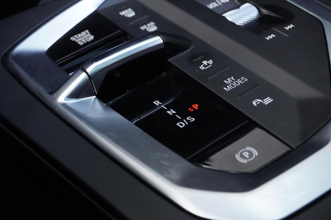 BMW 1-SERIE M135 xDrive M Sportpakket Pro | Glazen Panoramadak | BMW Head-Up Display | Harman-Kardon sound system | Comfort Access | M Adaptief onderstel