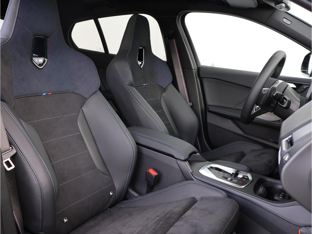 BMW 1-SERIE 120 M Sport Design Edition M Sportpakket Pro/ Stuurwiel verwarmd/ Comfort Access/ panoramadak/ Head-Up/ Harman-Kardon/ M Sportstoelen