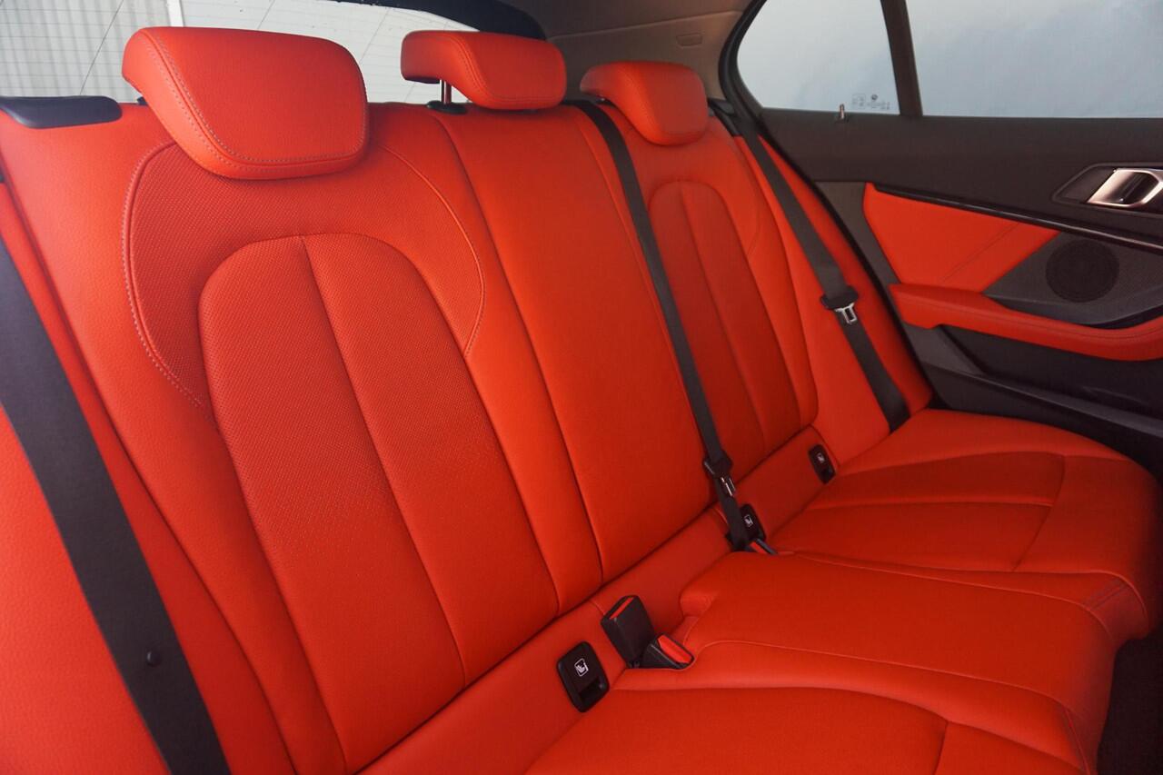 BMW 1-SERIE 118i High Executive Sport Line 18'' / HiFi / Verwarmde voorstoelen / Sportstoelen