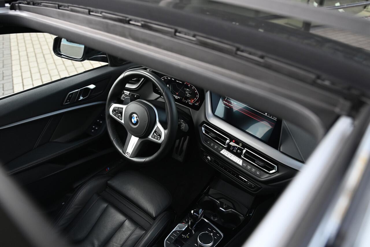 BMW 1-SERIE M135i xDrive High Executive Automaat / Panoramadak / Achteruitrijcamera / Comfort Access / M Sportonderstel / Live Cockpit Professional / Stoelverwarming