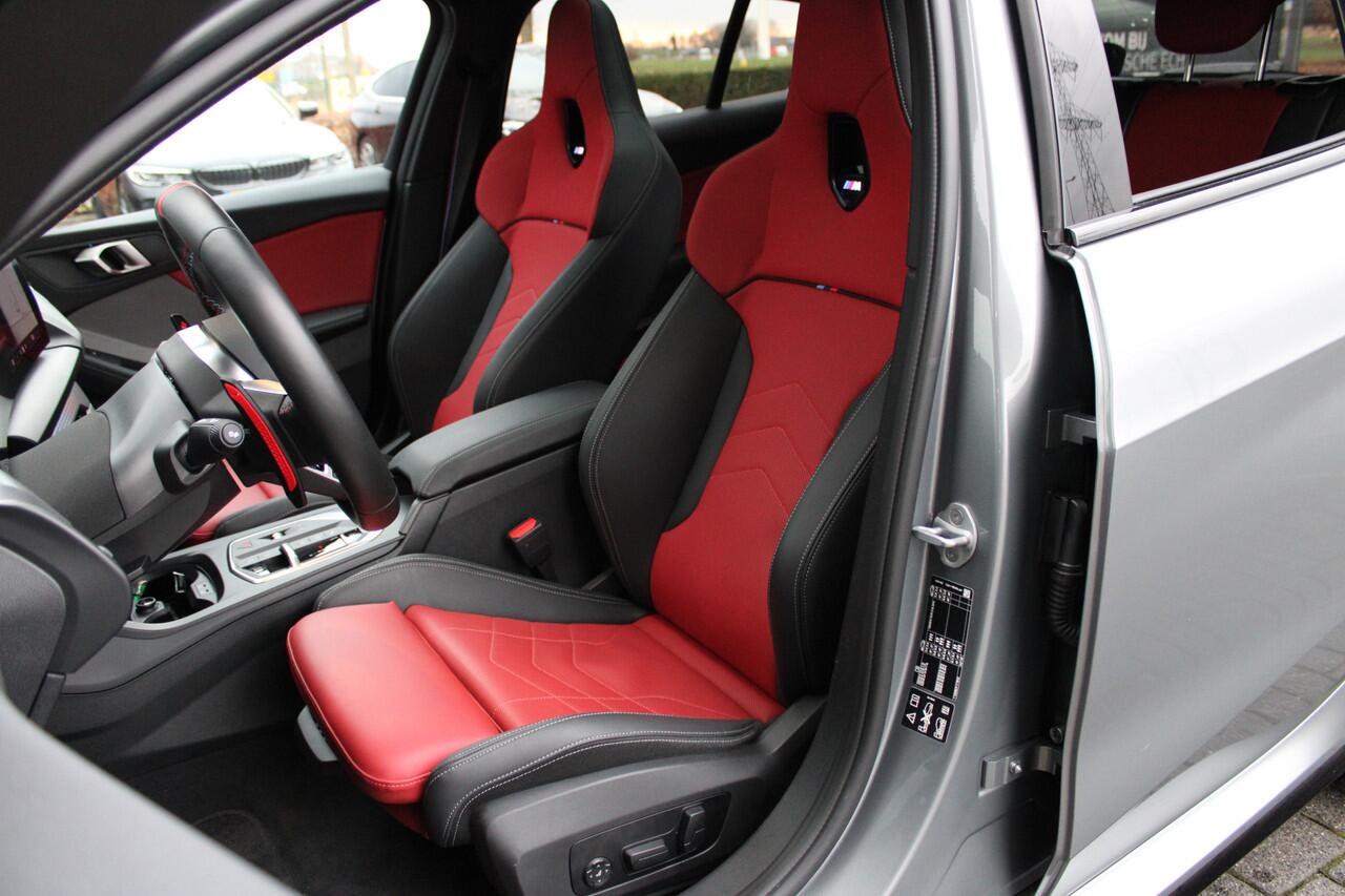 BMW 1-SERIE M135 xDrive High Executive M Sport Automaat / Panoramadak / M Sportstoelen / M Adaptief onderstel / Adaptieve LED / Parking Assistant Plus / Head-Up / Harman-Kardon