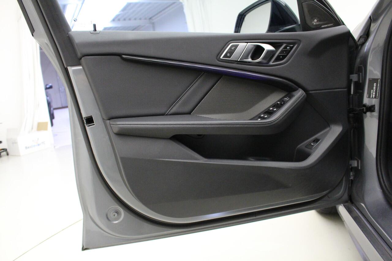 BMW 1-SERIE M135i xDrive | 19" | Panorama | Harman Kardon | Camera | Leder | Head-Up | El. Stoelen met Memory | PPF