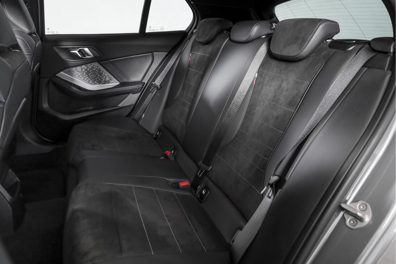 BMW 1-SERIE 120 M Sport | Dig. Cockpit | Adapt. Cruise | Stoelverw. | PDC | Camera | NAV + App. Connect | ECC | DAB | LM 18" | 3303