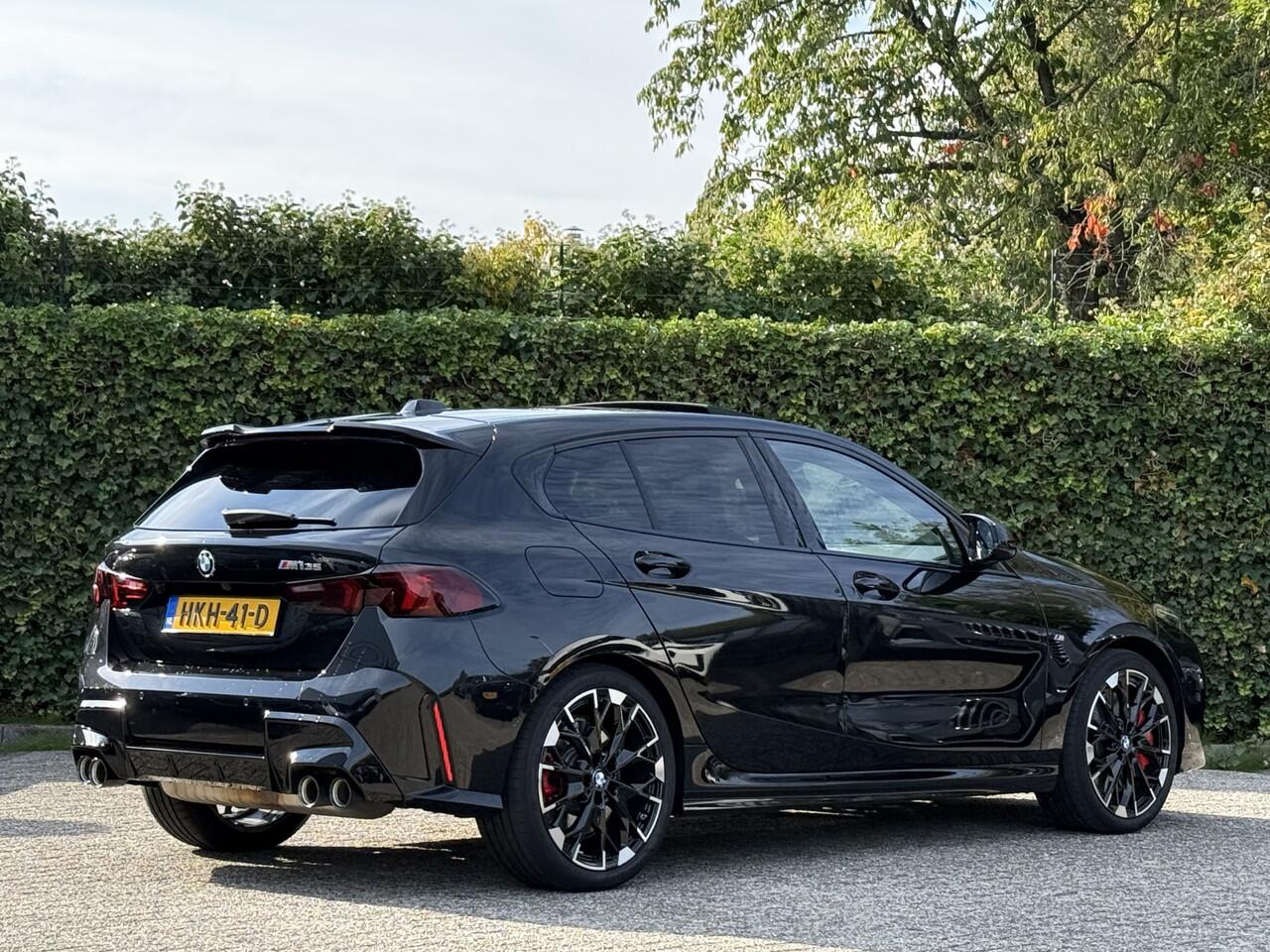 BMW 1-SERIE M135 xDrive | M-Sport Pro | 19'' | Panorama | Stuur + Stoelverw. | Harman/Kardon