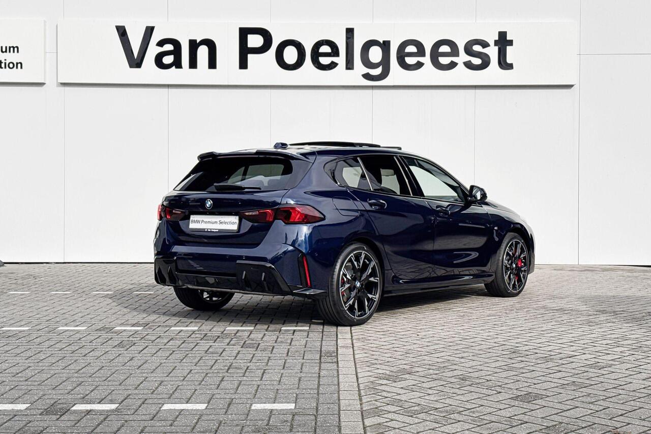 BMW 1-SERIE 123 xDrive | M Sport Pro | Premium Pack | Elektrisch Glazen Panoramadak | Harman Kardon