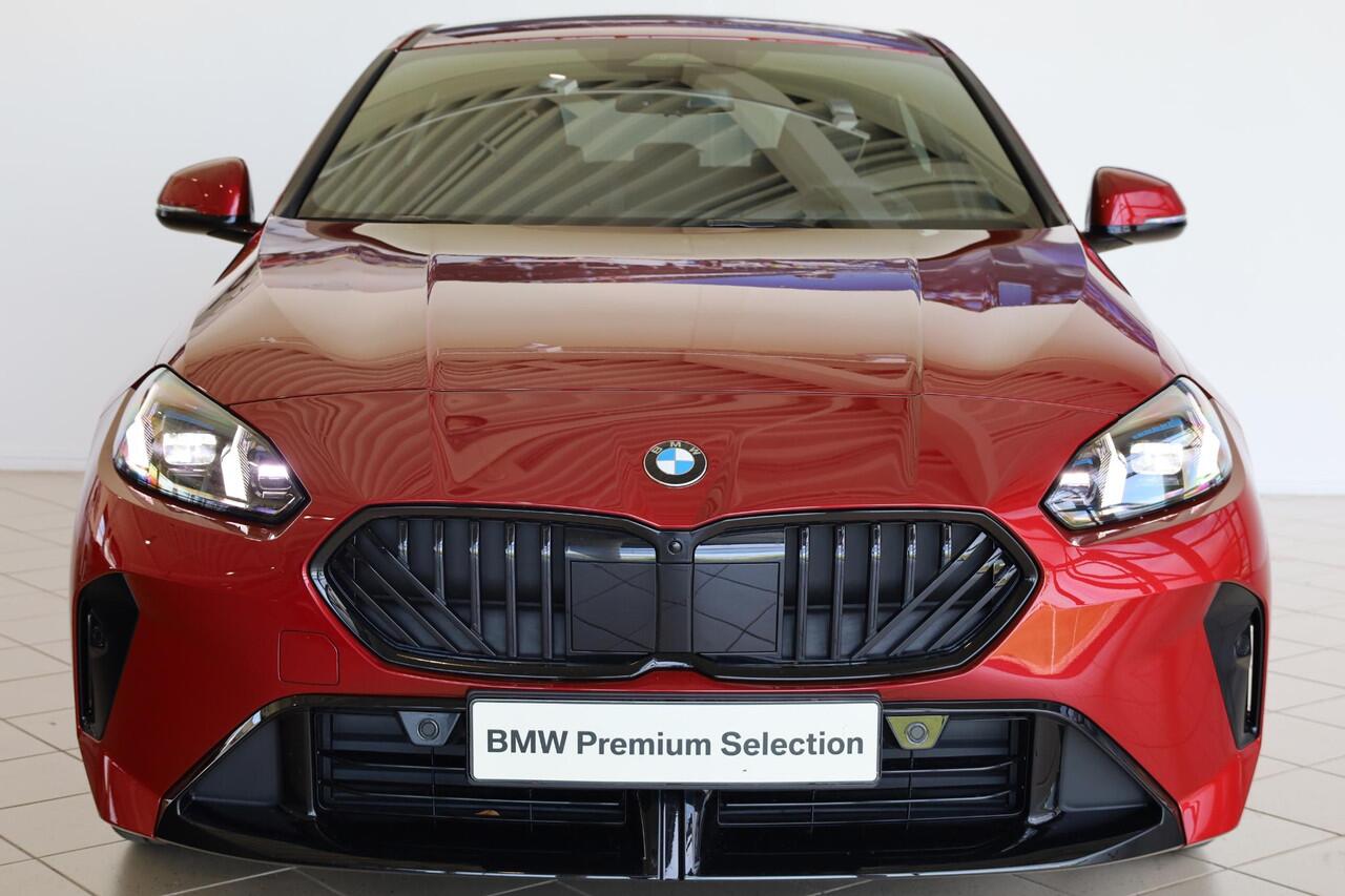 BMW 1-SERIE 120 M Sportpakket Pro | Alcantara | Stoel & Stuurwielverwarming | Dodehoekdetectie | Comfort Access | Achteruitrijcamera | Adaptieve LED