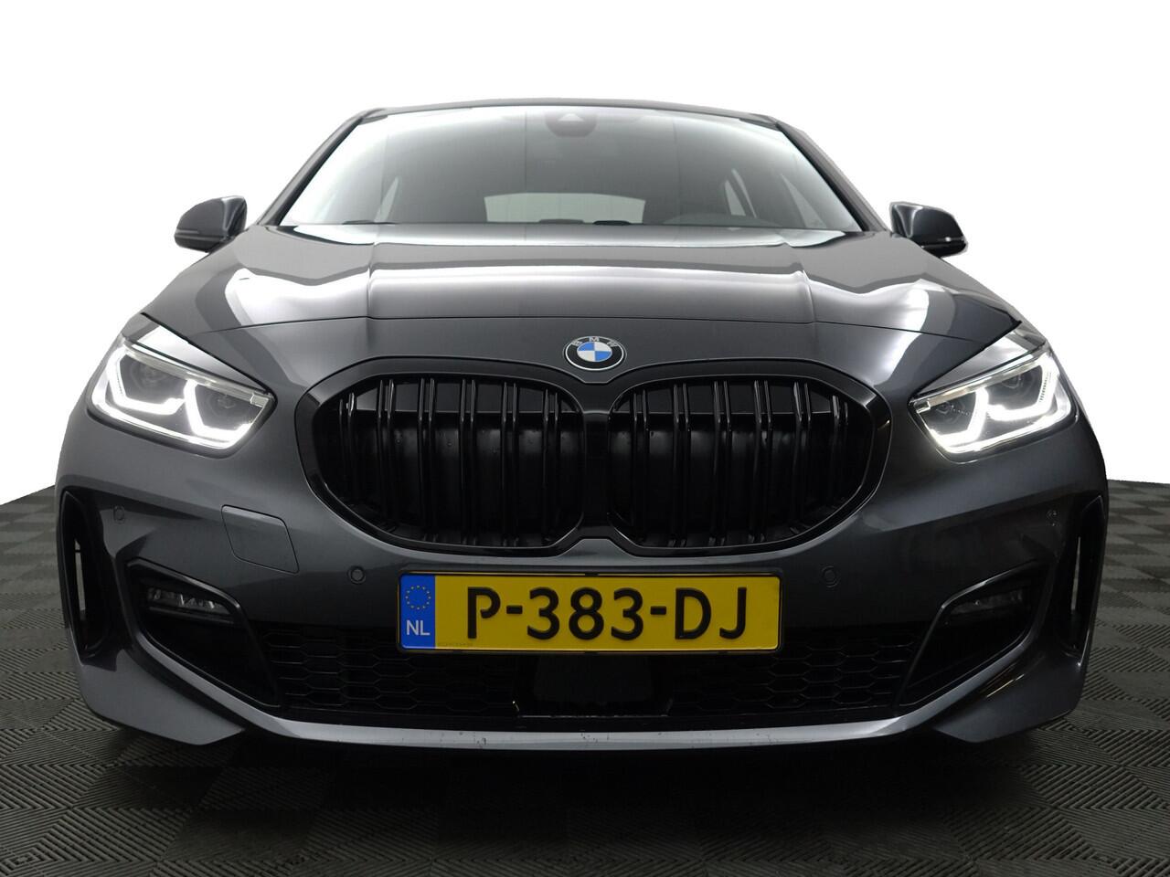 BMW 1-SERIE 118i M Sport Performance Aut- Carplay, Android Auto, Xenon Led, Sfeerverlichting, Stoelverwarming, Shadowline