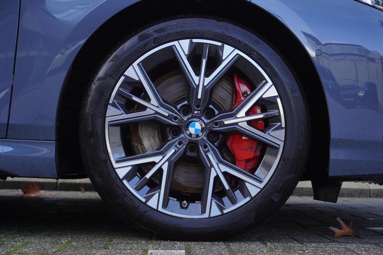 BMW 1-SERIE 120 M Sportpakket Pro | Innovation Pack | 18 inch LM M Y-spaak | Glazen panoramadak | BMW Head-Up Display | Parking Assistant Plus