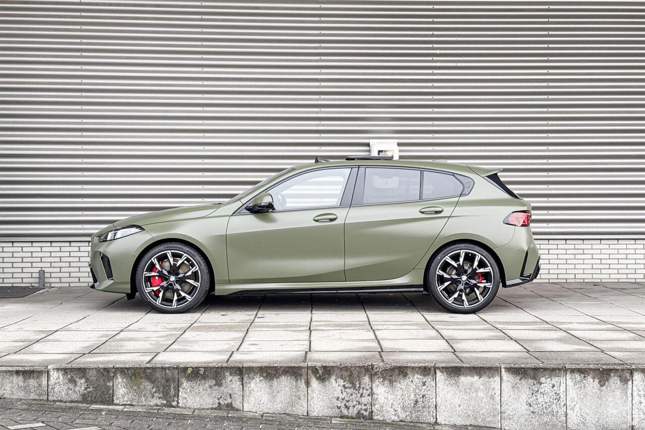 BMW 1-SERIE 120 M Sportpakket Pro / Innovation Pack / Harman Kardon / Glazen panoramadak / Stuur verwarmd