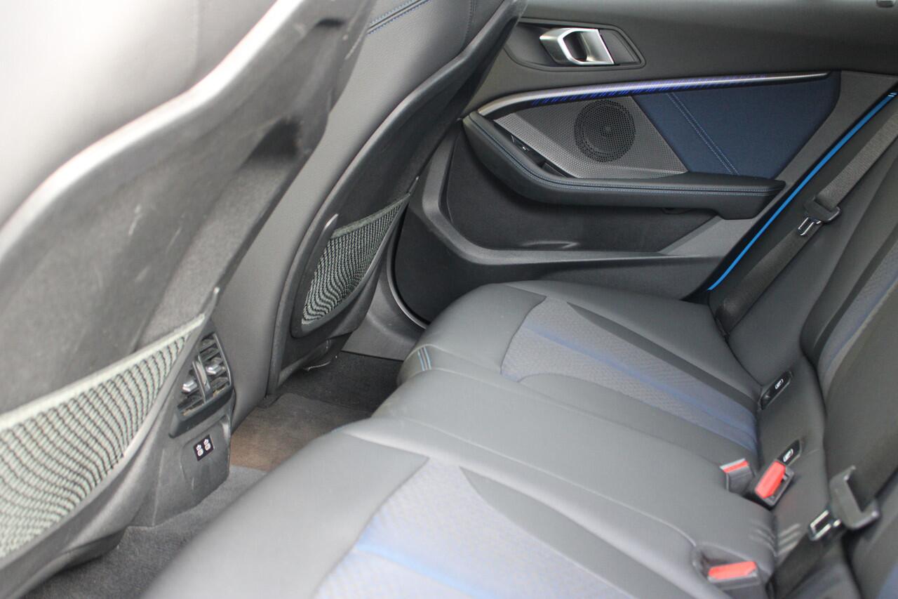 BMW 1-SERIE 118i High Executive M Sport 17 inch - Schuif kanteldak -Hooglans zwarte delen - Goed onderhouden Schuif kanteldak