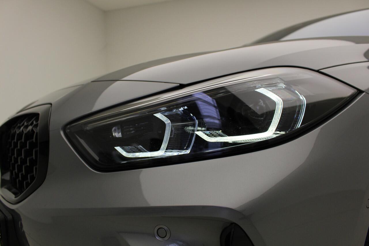 BMW 1-SERIE M135i xDrive | 19" | Panorama | Harman Kardon | Camera | Leder | Head-Up | El. Stoelen met Memory | PPF