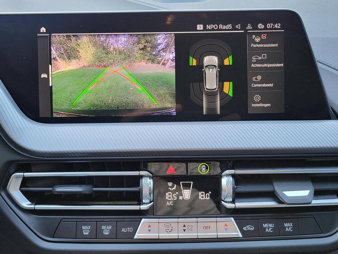 BMW 1-SERIE 118i Automaat / Dealer Onderhouden / M-Sport / Navigatie / Schuif- en Kantel Dak / Harman Kardon / Sportstoelen / Achteruitrijcamera / Head- up display / Apple Carplay & Android Auto /