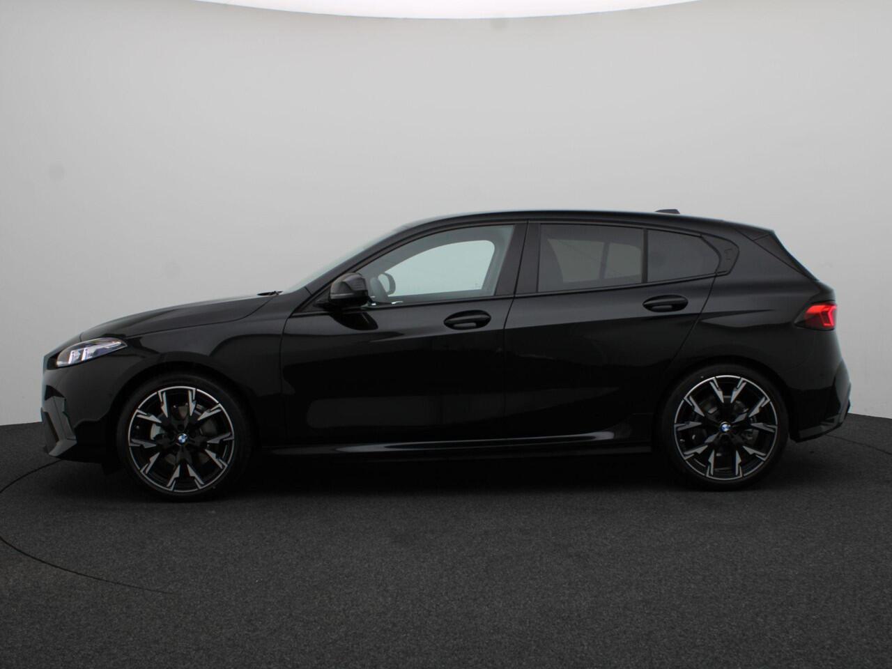 BMW 1-SERIE 120 M Sportpakket | Premium Pack | Stuurwielrand Verwarmd | Achteruitrijcamera | Driving Assistant | 19''