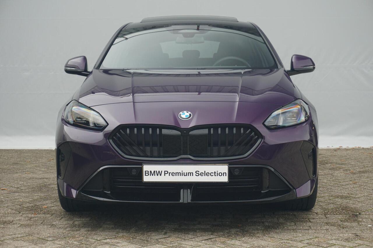 BMW 1-SERIE 5-deurs 120 M Sportpakket Pro 19'' / Panoramadak / Harman Kardon / Driving Assistant Plus / Trekhaak