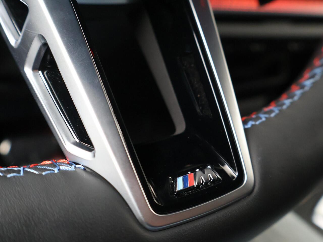 BMW 1-SERIE M135 xDrive 19 "LM M-velgen | M-ec-en interieur | 300 PK | Head up display | Navigatiesysteem | Stoel- en stuurverwarming | 360gr. camera | Harmon Kardon geluid | Afneembare trekhaak |