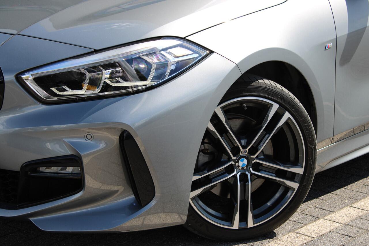 BMW 1-SERIE 118i High Executive M Sport automaat / Panoramadak / Sportstoelen / Comfort Access / LED / M Sportonderstel / Live Cockpit Professional