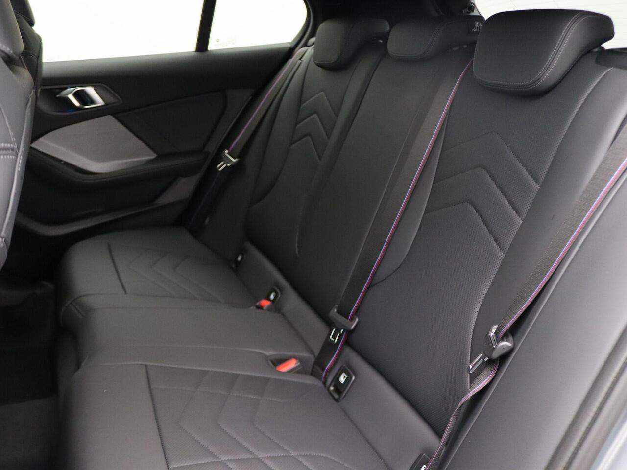 BMW 1-SERIE 120 M Sportpakket Pro | Premium Pack | Comfort Access | Panoramadak | Driving Assistant | Harman Kardon | 19''