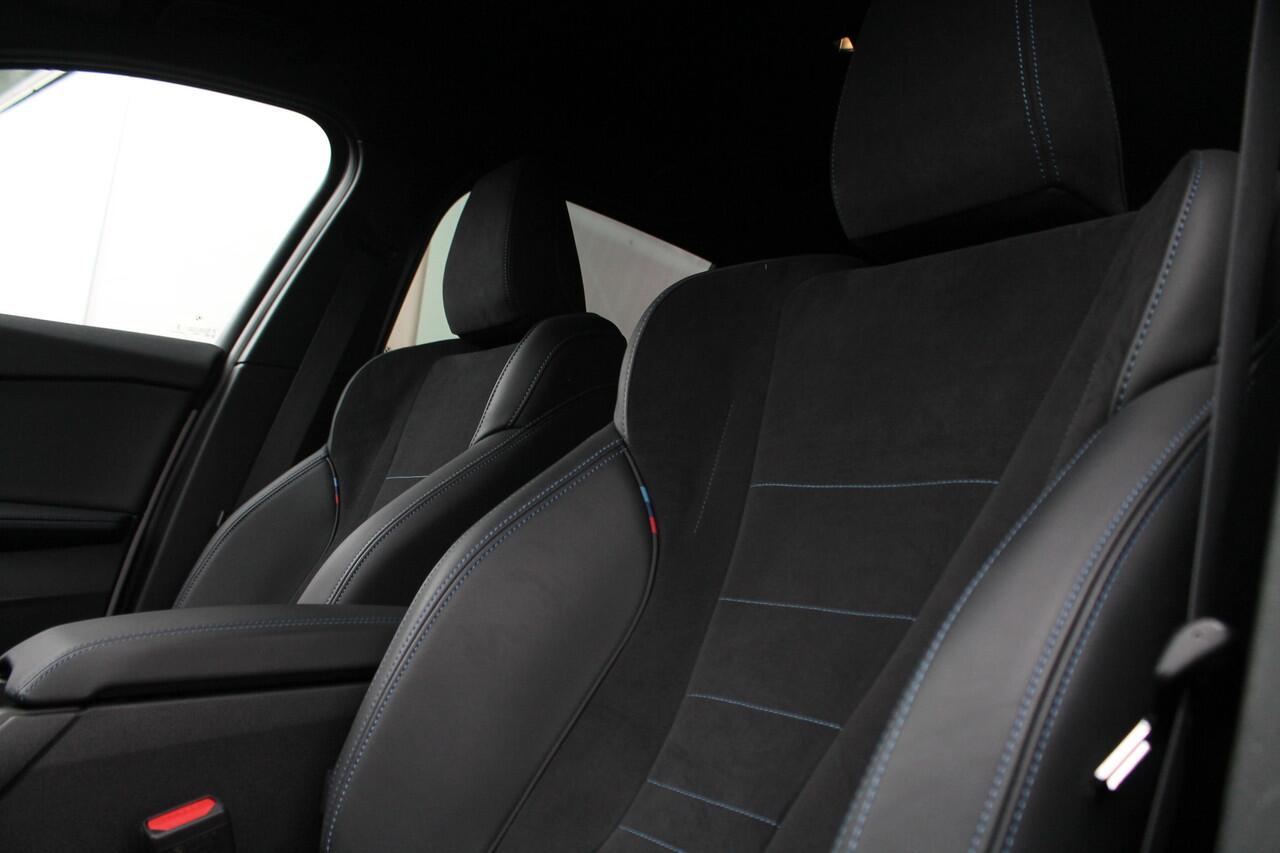 BMW 1-SERIE 120 High Executive M Sport Automaat / Sportstoelen / Stoelverwarming / M Adaptief onderstel / Adaptieve LED / Parking Assistant / Harman Kardon / Comfort Access